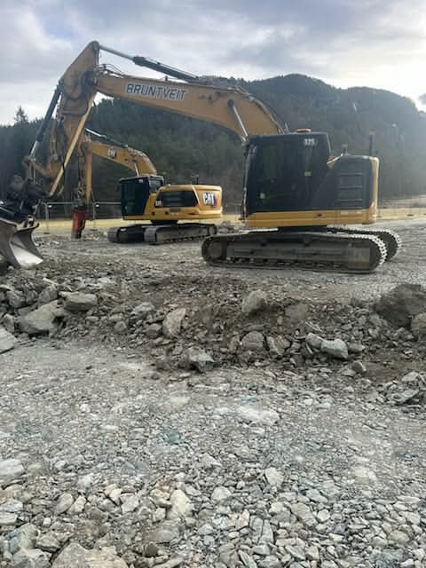 Caterpillar gravemaskin i arbeid