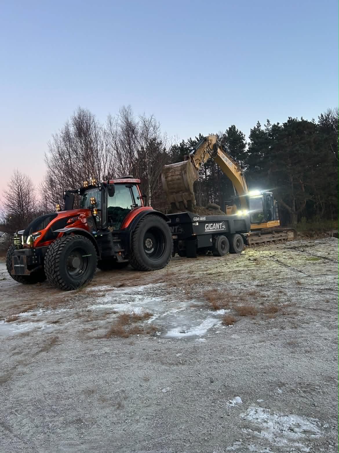 Traktor og gravemaskin ved solnedgang