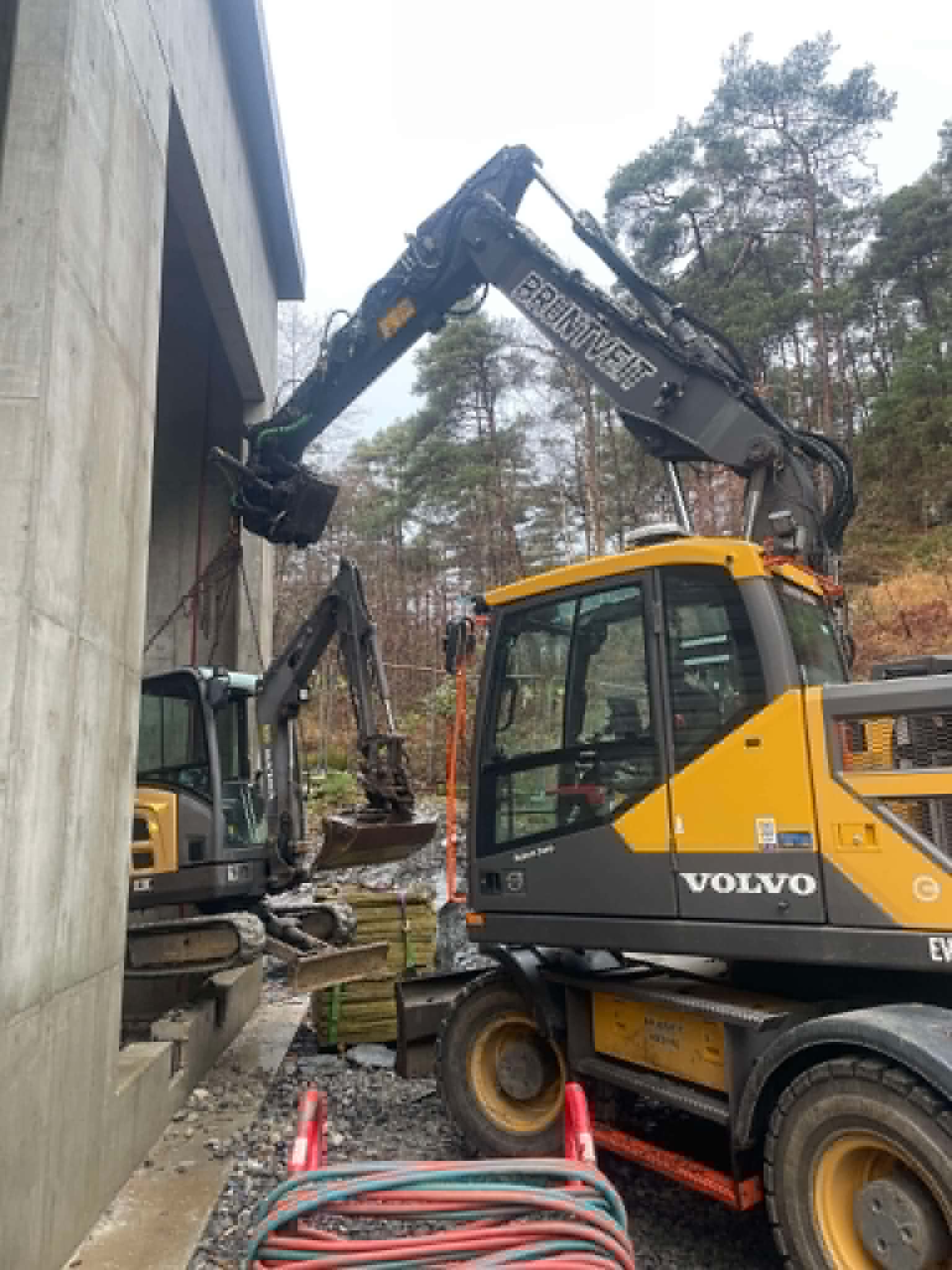 Volvo gravemaskiner ved bygg